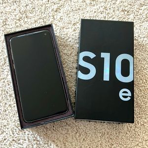 Samsung S10ewhite in color. Excellent condition! Comes with box and adapter.